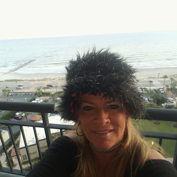 Meet your Posher, Loretta - Picture 1 of 2